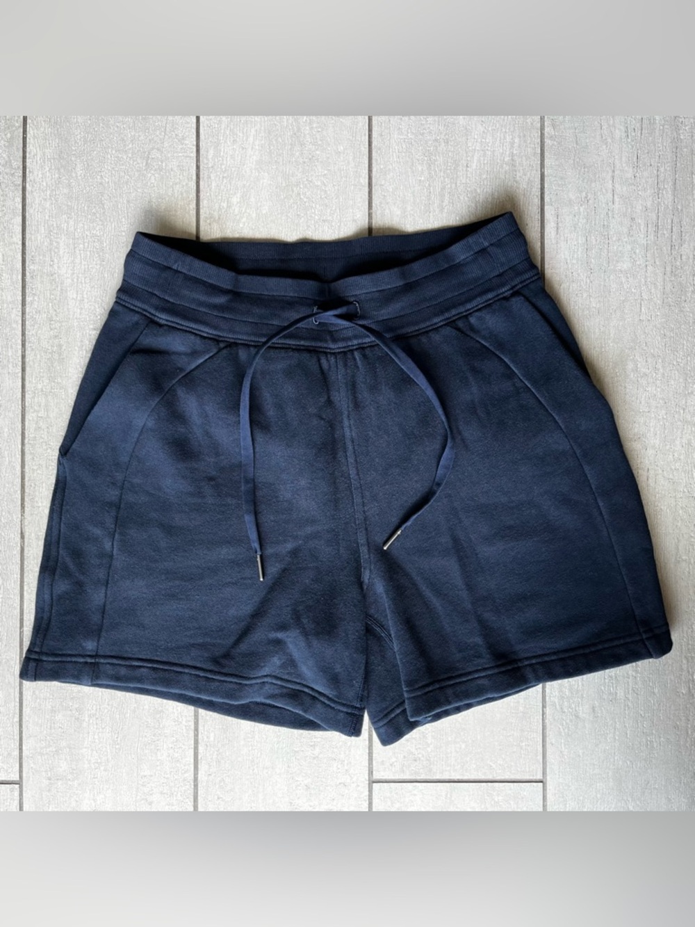 Lululemon Scuba High-Rise Short 5" - Navy Blue With Pockets Relaxed Fit - 6